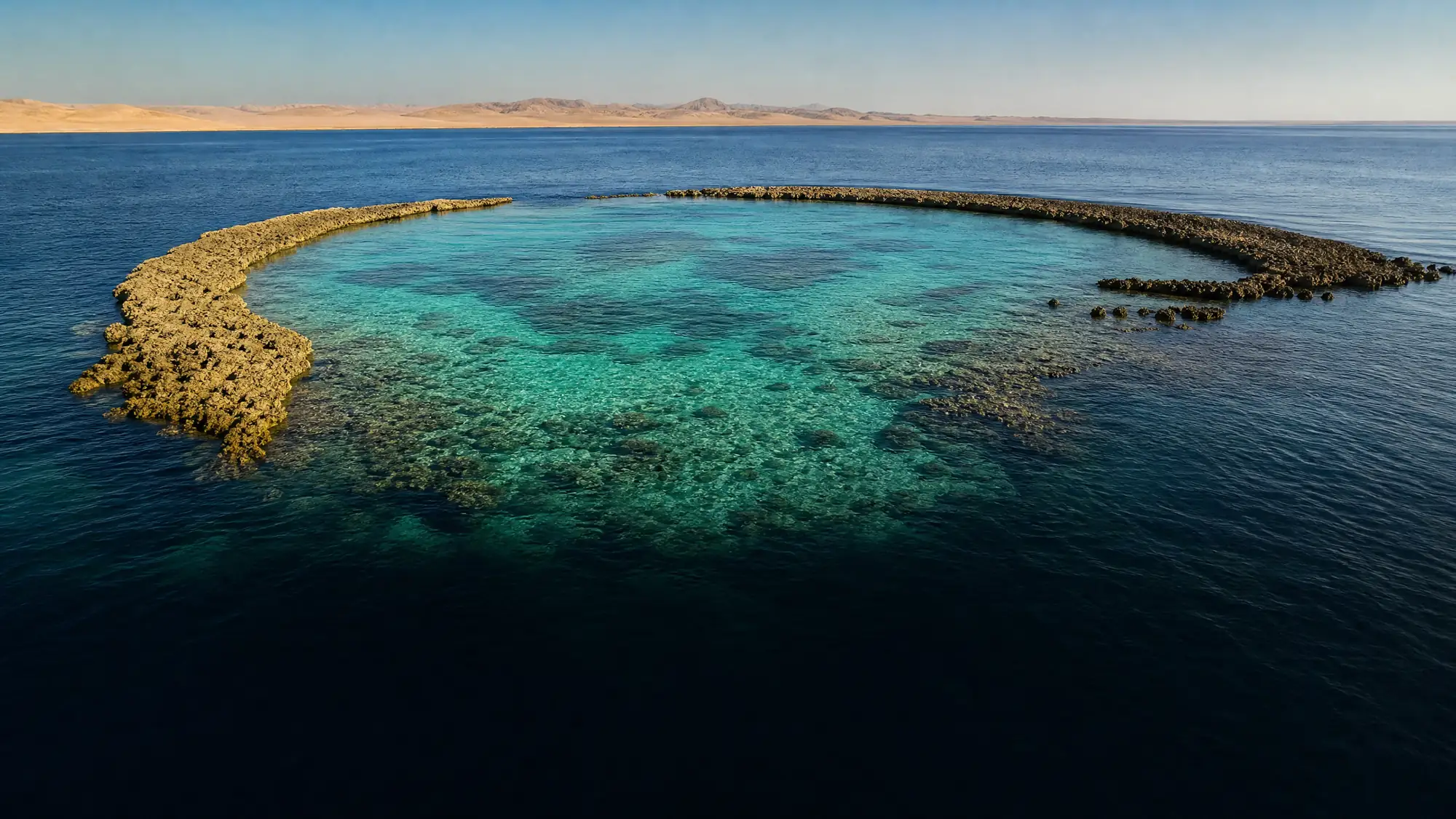Shaab Samadai ist ein geschütztes Riff vor der Küste, in dem wilde Spinnerdelfine ruhen. Vom Marsa Alam aus erreichen Sie es nach einer 40-minütigen Bootsfahrt.
